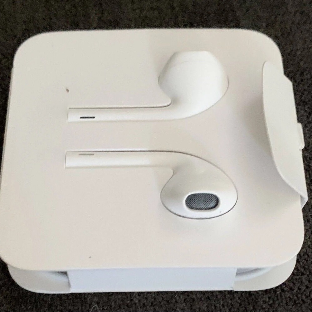 🍎Original Apple EarPods with Lightning Connector 🍎 - Picture 2 of 4